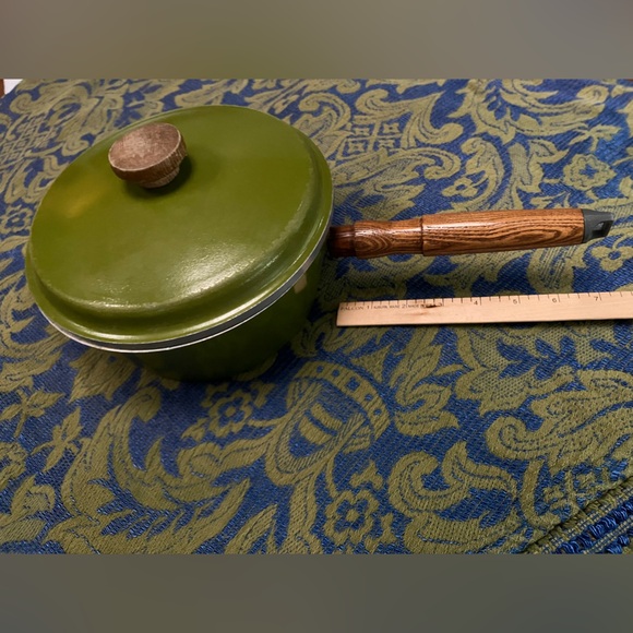 Vintage avocado Montgomery Ward Best Cast Aluminum Sauce Pan w/Lid, wood handle. - Picture 3 of 10